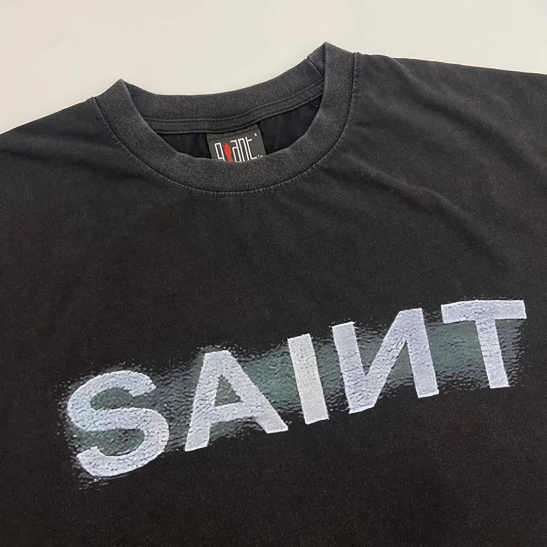 Beautifully trendy Saint Michael destroyed letters SAINT printed retro washed and distressed loose short-sleeves. Digital white ink direct printing. The fabric is breathable and the pattern is three-dimensional and clear. Fabric: Double yarn 240g Style number: S819 Size: S-M-L-XL Color: Washed black Price: P118